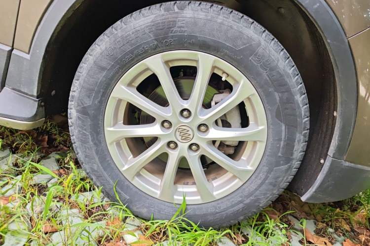 Used Buick Envision 2015 20T Four-Wheel Drive Elite Model Right Front Wheel Hub