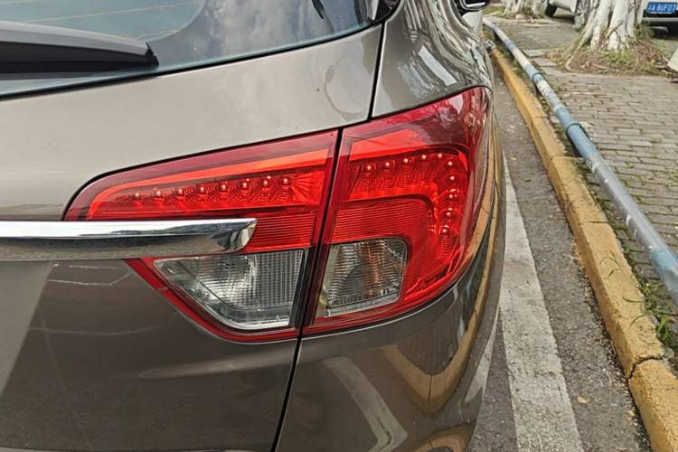 Used Buick Envision 2015 20T Two-Wheel-Drive Elite Model Right Rear Taillight