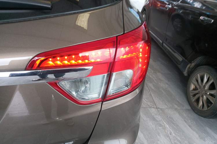 Used Buick Envision 2015 20T Two-Wheel-Drive Leading Model Right Rear Taillight
