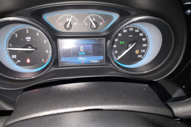 Used Buick Envision 2015 20T Two-Wheel-Drive Leading Model Odometer Close Up