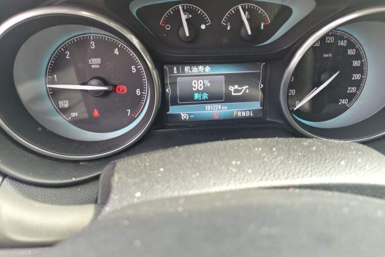 Used Buick Envision 2015 20T Two-Wheel-Drive Elite Model Odometer Close Up