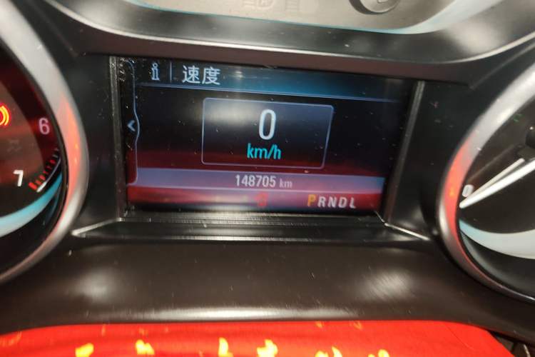 Used Buick Envision 2015 20T Two-Wheel-Drive Elite Model Odometer Close Up