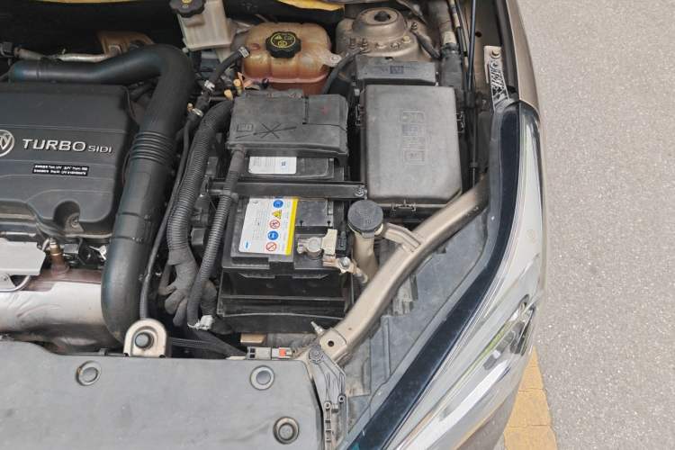 Used Buick Envision 2015 20T Four-Wheel Drive Luxury Model Engine Bay Left