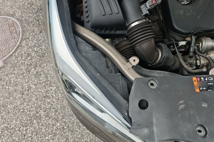 Used Buick Envision 2015 20T Four-Wheel Drive Luxury Model Engine Bay Right