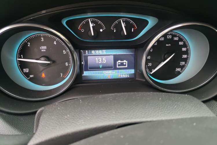 Used Buick Envision 2015 20T Two-Wheel-Drive Elite Model Odometer Close Up