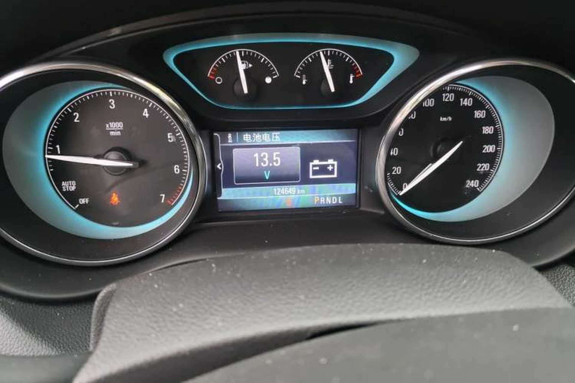 Used Buick Envision 2015 20T Two-Wheel-Drive Elite Model Odometer Close Up