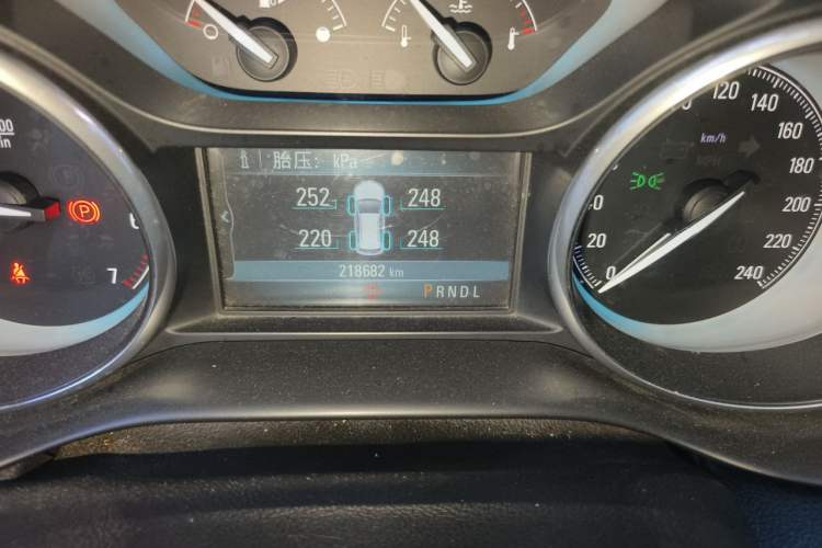 Used Buick Envision 2015 20T Two-Wheel-Drive Elite Model Odometer Close Up