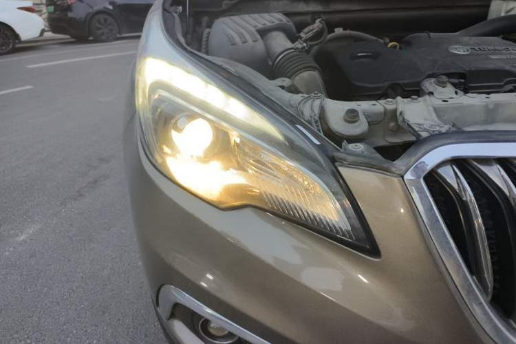 Used Buick Envision 2015 20T Two-Wheel-Drive Elite Model Right Front Headlight