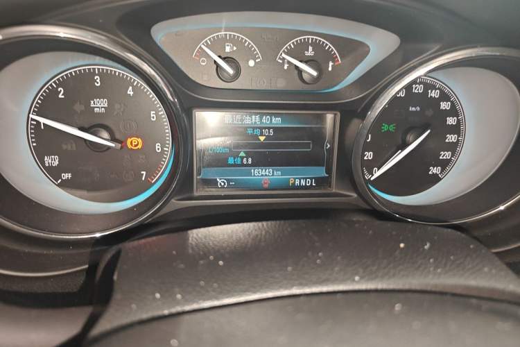 Used Buick Envision 2015 20T Two-Wheel-Drive Elite Model Odometer Close Up