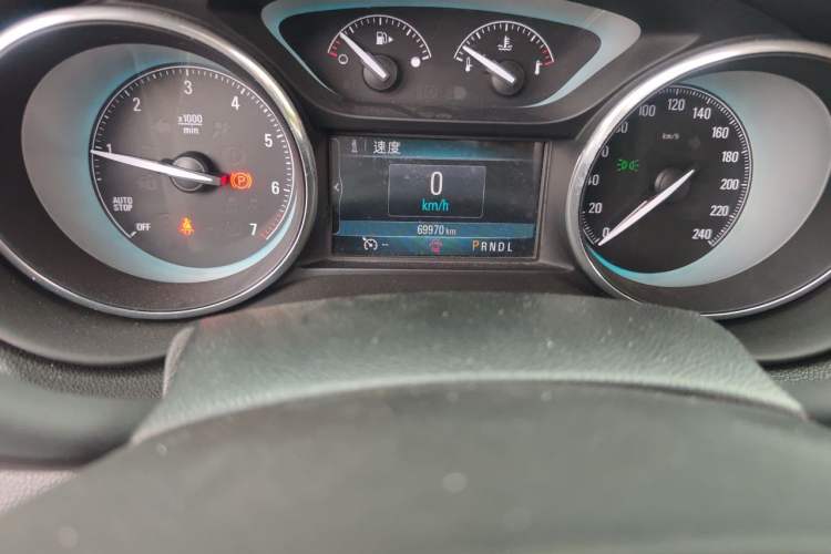 Used Buick Envision 2015 20T Two-Wheel-Drive Elite Model Odometer Close Up