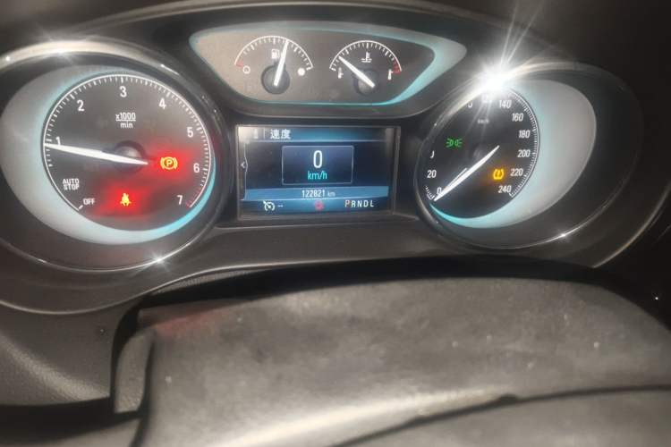 Used Buick Envision 2015 20T Two-Wheel-Drive Elite Model Odometer Close Up