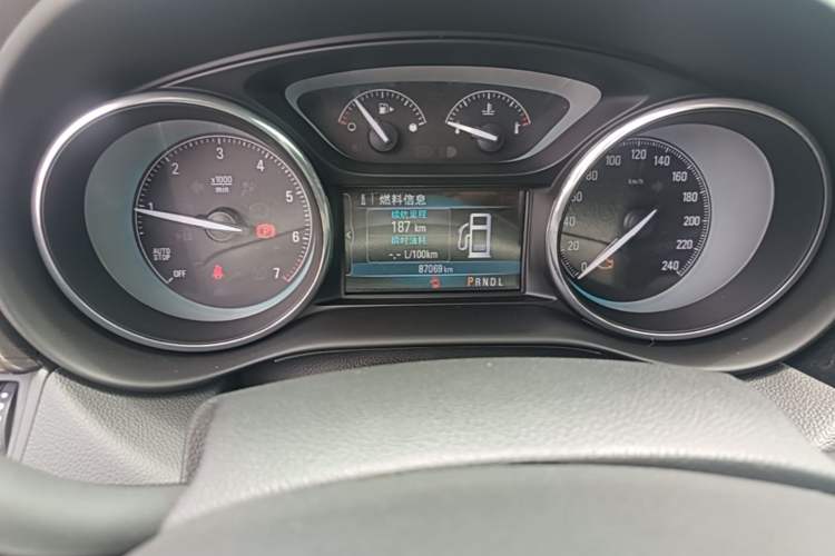 Used Buick Envision 2015 20T Two-Wheel-Drive Elite Model Odometer Close Up