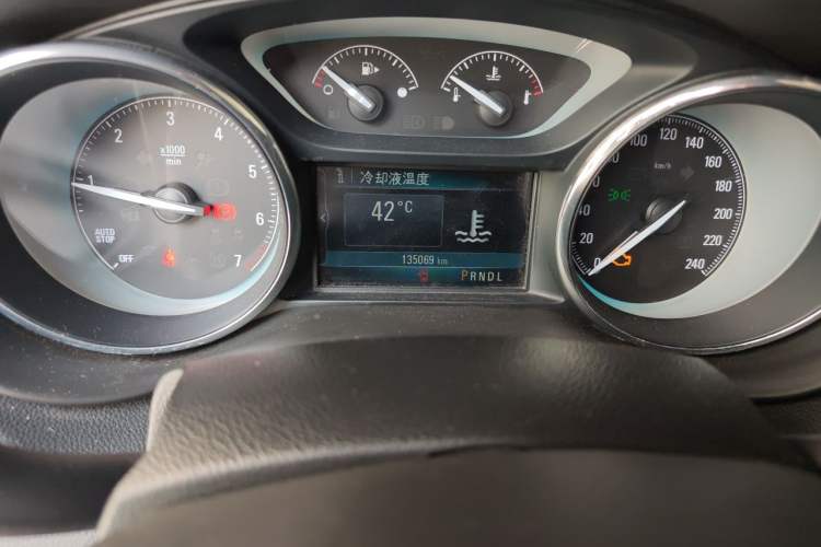 Used Buick Envision 2015 20T Two-Wheel-Drive Elite Model Odometer Close Up
