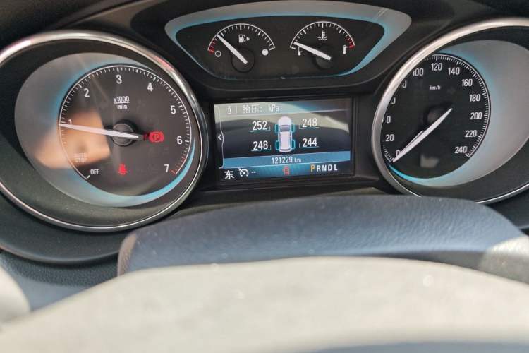 Used Buick Envision 2015 20T Four-Wheel Drive Luxury Model Odometer Close Up