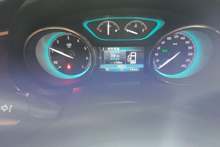 Used Buick Envision 2015 20T Two-Wheel-Drive Leading Model Odometer Close Up