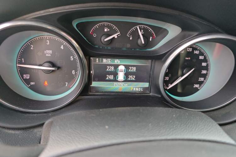 Used Buick Envision 2015 20T Two-Wheel-Drive Elite Model Odometer Close Up