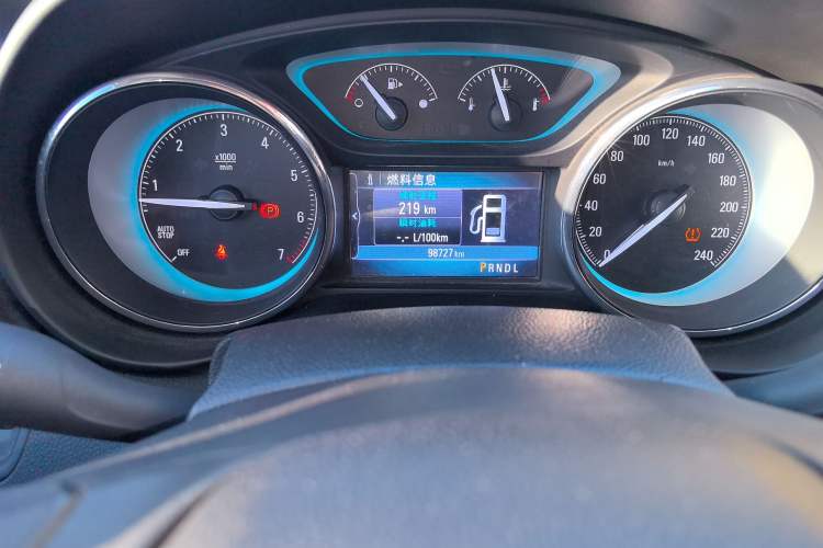 Used Buick Envision 2015 20T Two-Wheel-Drive Elite Model Odometer Close Up