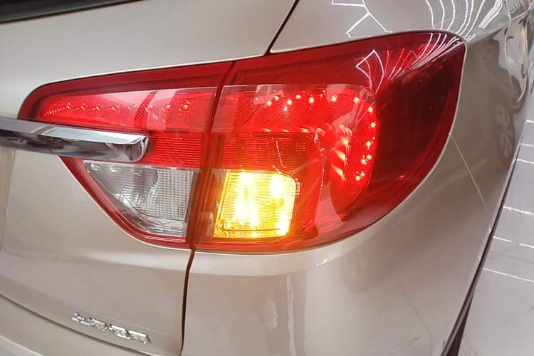 Used Buick Envision 2015 20T Four-Wheel Drive Luxury Model Right Rear Taillight