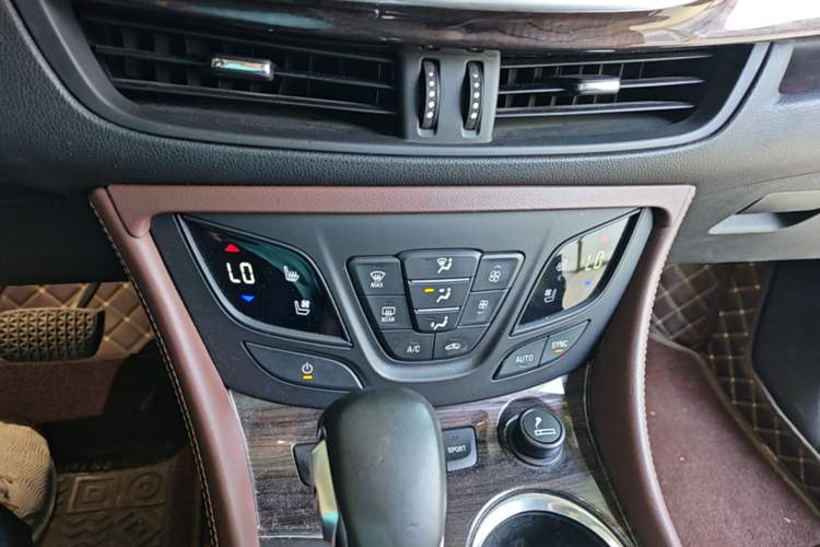 Used Buick Envision 2016 28T Four-Wheel Drive Luxury Model Audio And AC Panel