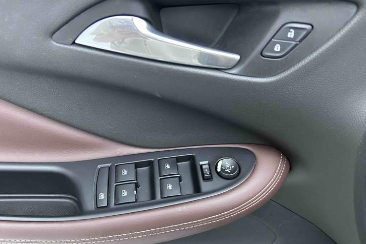 Used Buick Envision 2016 20T Two-Wheel-Drive Elite Model Interior 7