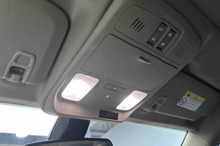 Used Buick Envision 2016 20T Two-Wheel-Drive Elite Model Interior 9