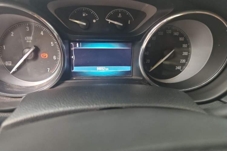 Used Buick Envision 2016 20T Two-Wheel Drive Leading Version Odometer Close Up
