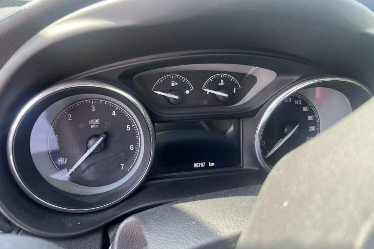 Used Buick Envision 2016 20T Two-Wheel Drive Leading Version Odometer Close Up