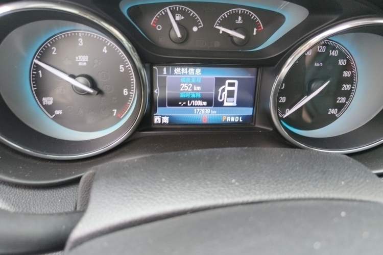 Used Buick Envision 2016 28T Four-Wheel Drive Luxury Model Odometer Close Up