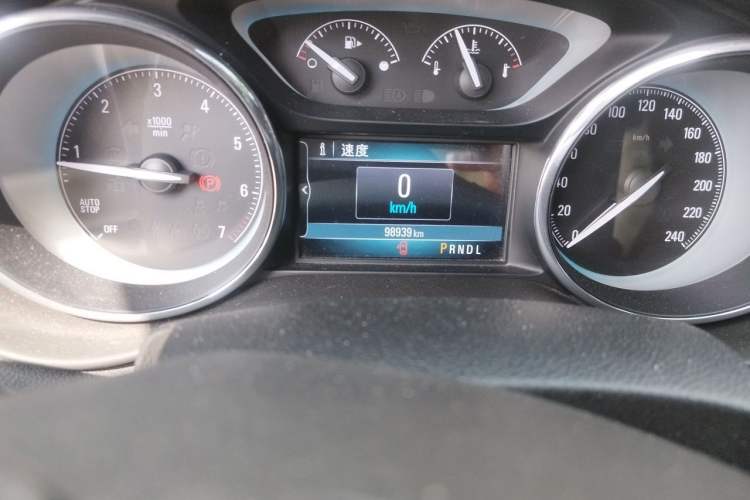 Used Buick Envision 2016 20T Two-Wheel-Drive Elite Model Odometer Close Up