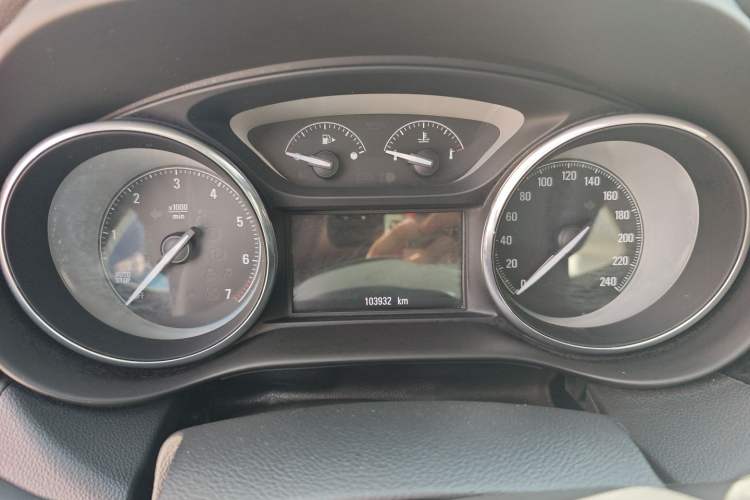 Used Buick Envision 2016 20T Two-Wheel-Drive Elite Model Odometer Close Up