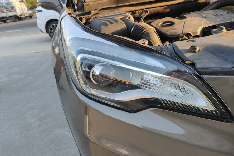 Used Buick Envision 2016 20T Two-Wheel-Drive Elite Model Right Front Headlight