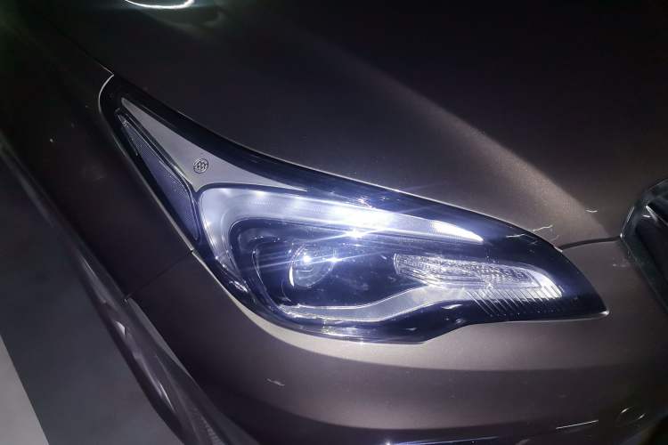 Used Buick Envision 2016 20T Two-Wheel-Drive Elite Model Right Front Headlight