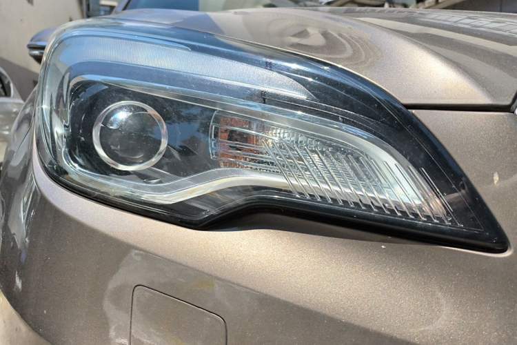 Used Buick Envision 2016 28T Four-Wheel Drive Luxury Model Right Front Headlight