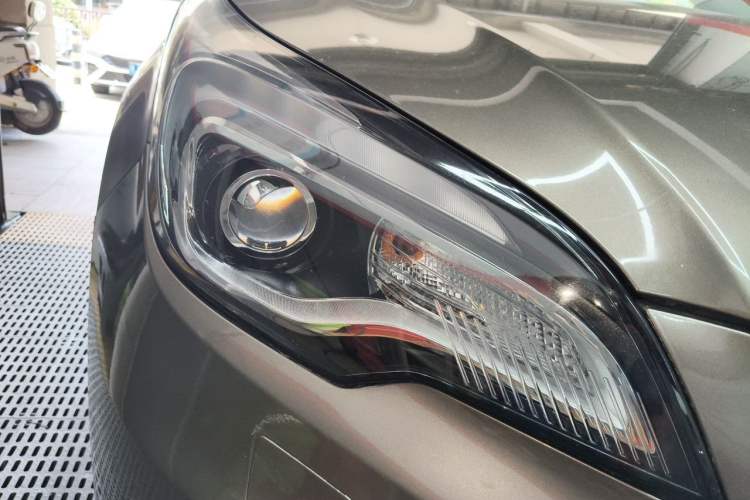 Used Buick Envision 2016 28T Four-Wheel Drive Elite Version Right Front Headlight