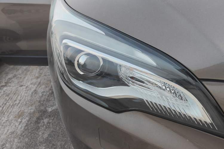 Used Buick Envision 2016 28T Four-Wheel Drive Luxury Model Right Front Headlight