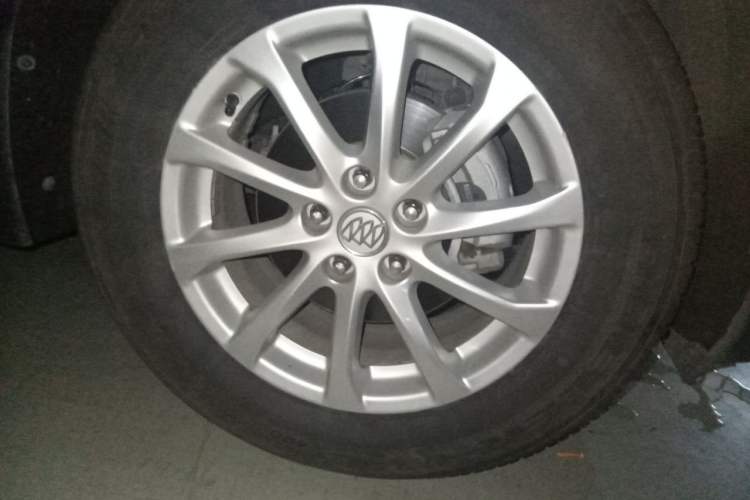 Used Buick Envision 2016 20T Four-Wheel Drive Elite Model Right Front Wheel Hub