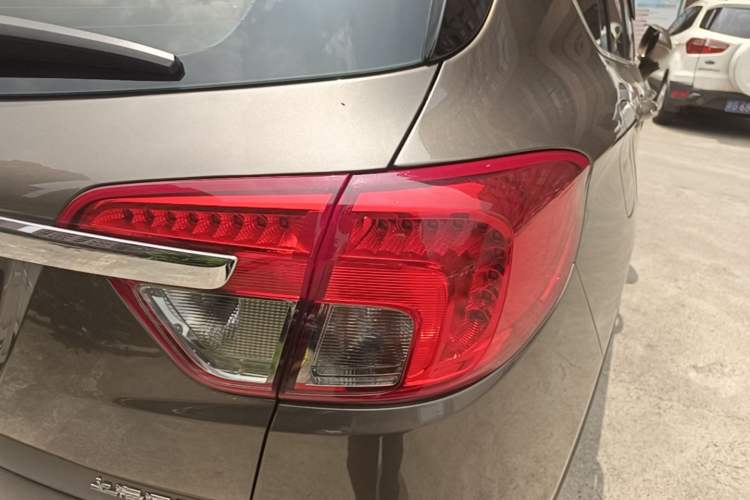 Used Buick Envision 2016 28T Four-Wheel Drive Luxury Model Right Rear Taillight