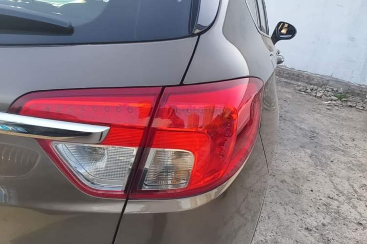 Used Buick Envision 2016 28T Four-Wheel Drive Elite Version Right Rear Taillight