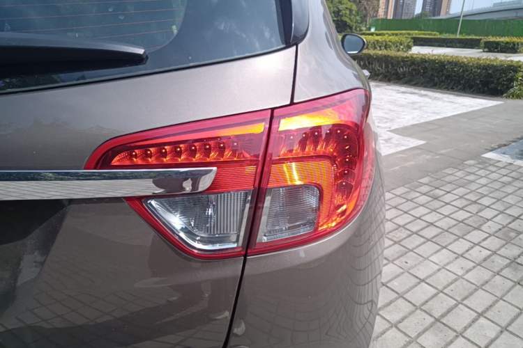 Used Buick Envision 2016 28T Four-Wheel Drive Elite Version Right Rear Taillight