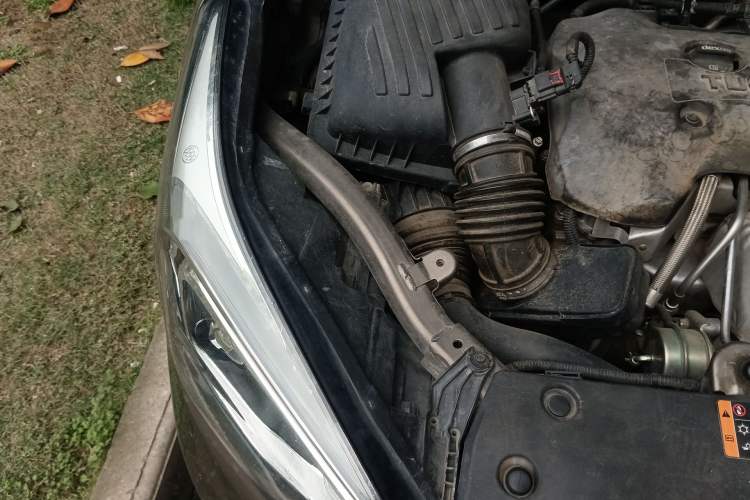 Used Buick Envision 2016 28T Four-Wheel Drive Luxury Model Engine Bay Right