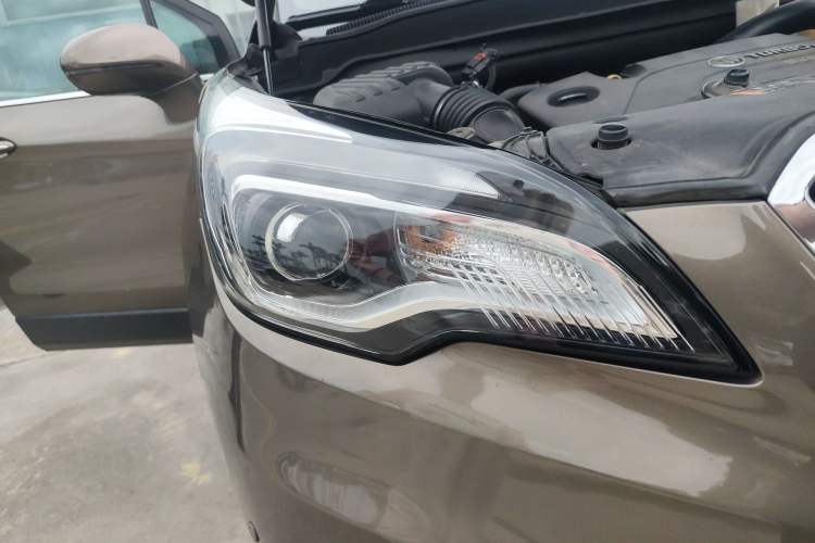 Used Buick Envision 2016 20T Two-Wheel-Drive Elite Model Right Front Headlight