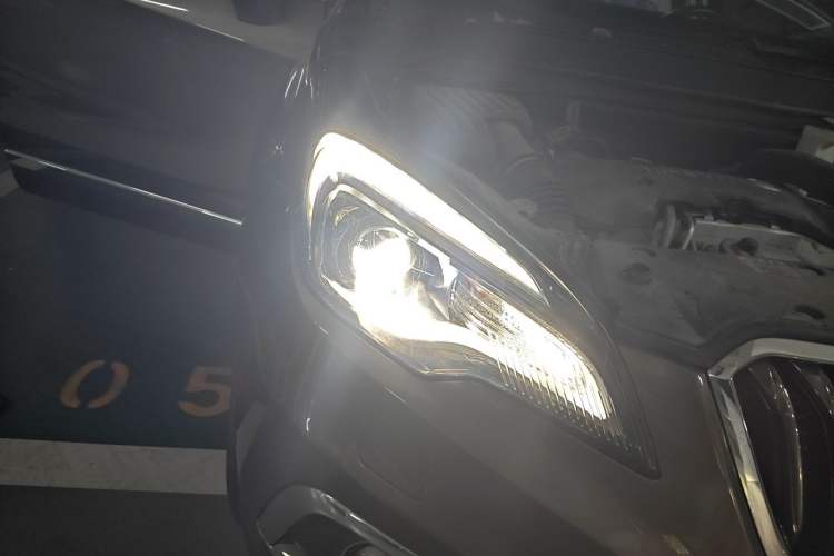 Used Buick Envision 2016 28T Four-Wheel Drive Elite Version Right Front Headlight