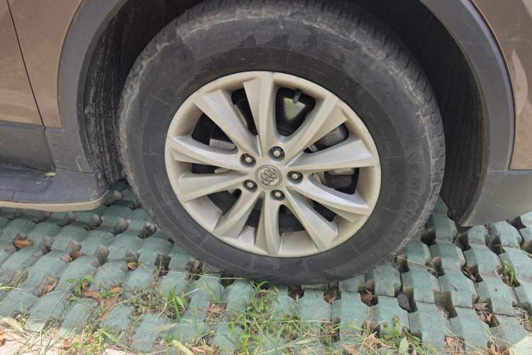 Used Buick Envision 2016 28T Four-Wheel Drive Luxury Model Right Front Wheel Hub