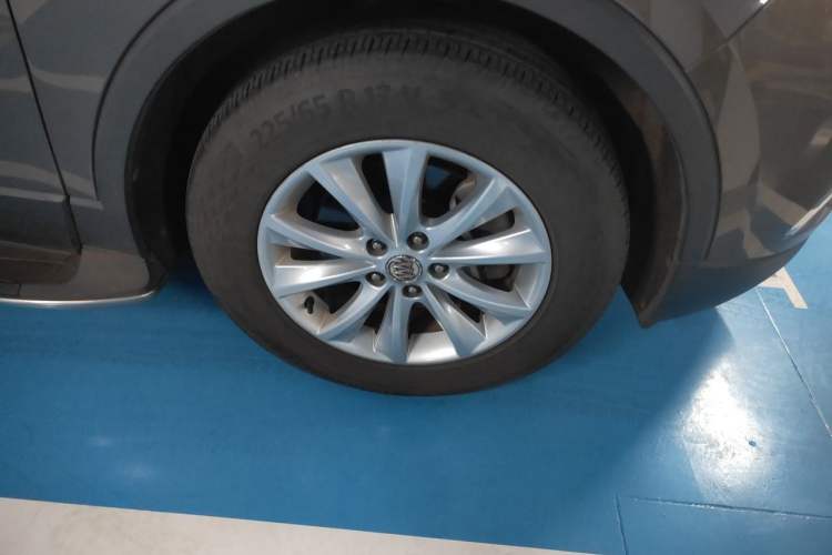 Used Buick Envision 2016 28T Four-Wheel Drive Elite Version Right Front Wheel Hub