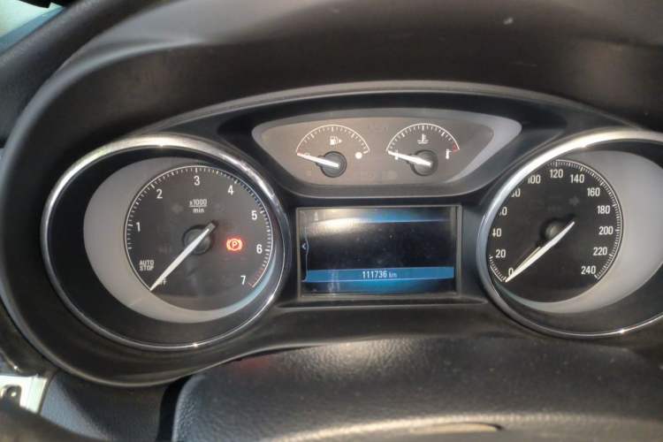 Used Buick Envision 2016 20T Two-Wheel-Drive Elite Model Odometer Close Up