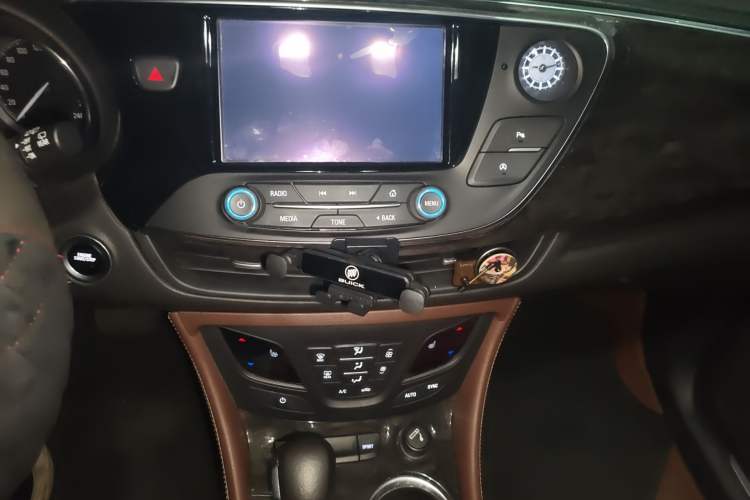 Used Buick Envision 2016 28T Four-Wheel Drive Elite Version Audio And AC Panel