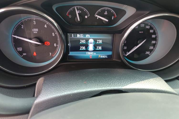 Used Buick Envision 2016 20T Two-Wheel Drive Leading Version Odometer Close Up