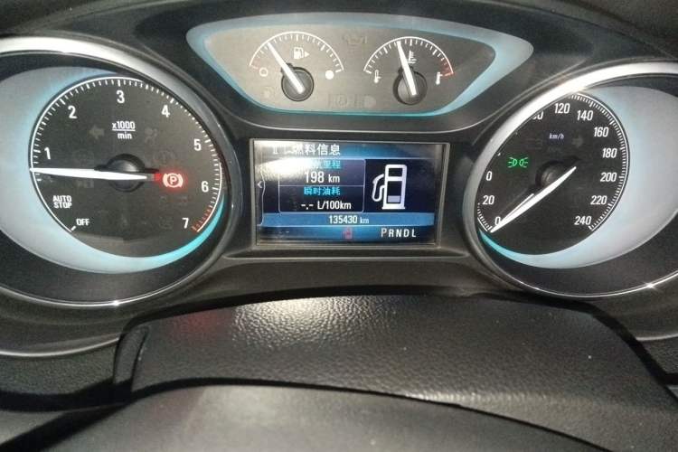 Used Buick Envision 2016 20T Two-Wheel-Drive Elite Model Odometer Close Up