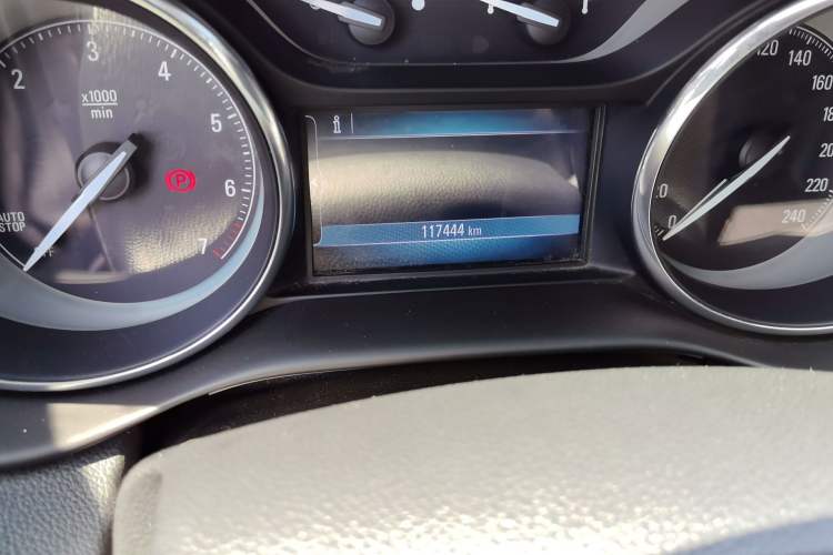 Used Buick Envision 2016 20T Two-Wheel Drive Leading Version Odometer Close Up