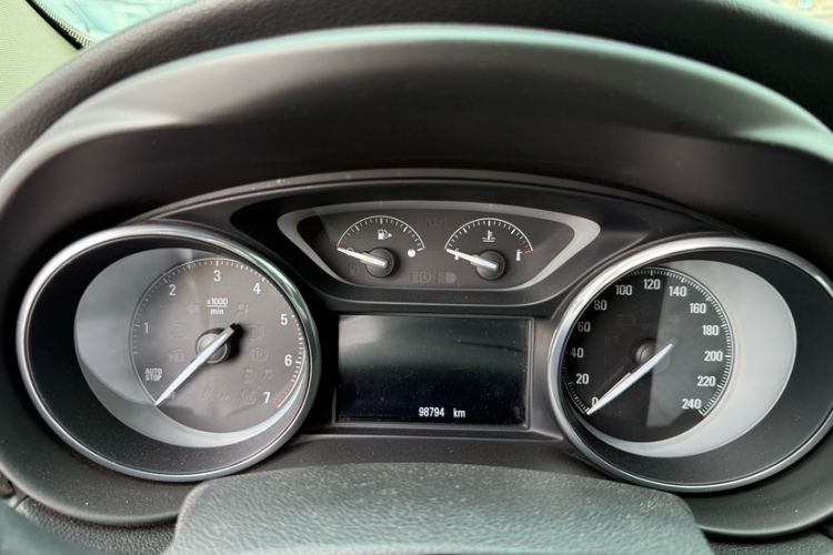 Used Buick Envision 2016 20T Four-Wheel Drive Luxury Model Odometer Close Up